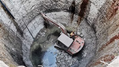 انتشال جثتين من حفرة الصرف المنهارة في حلوان