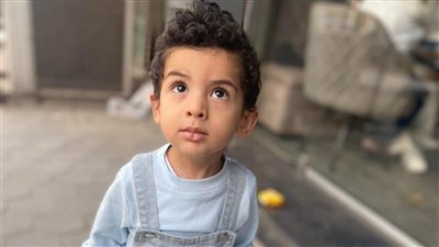 أصاب 200 شخص حول العالم.. والدة أول مصري مريض بفاربر: بحاجة إلى إجراء عملية في أسرع وقت