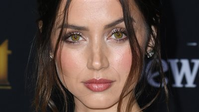 آنا دي أرماس: تعلمت اللغة الإنجليزية خلال مشاهدة مسلسل Friends