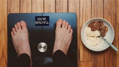 تناول الطعام بنهم.. تعرف على أعراض الإصابة باضطراب الأكل 