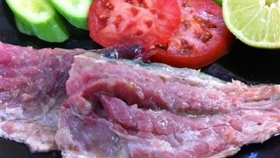 الصحة تكشف أعراض التسمم الممباري الناتج عن تناول الفسيخ