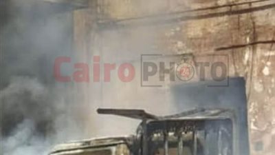 النيران تلتهم 5 سيارات وتمتد إلى عقار بشارع الترعة البولاقية بشبرا |صور