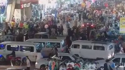 القطعة بـ35 جنيه.. زحام كبير على شراء ملابس العيد في شارع العريش بفيصل | بث مباشر