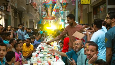 رمضان بيجمعنا.. أهالي نجع سعيد بقنا يقيمون إفطارًا جماعيًا لـ 2000 صائم: عادة منذ 3 سنوات