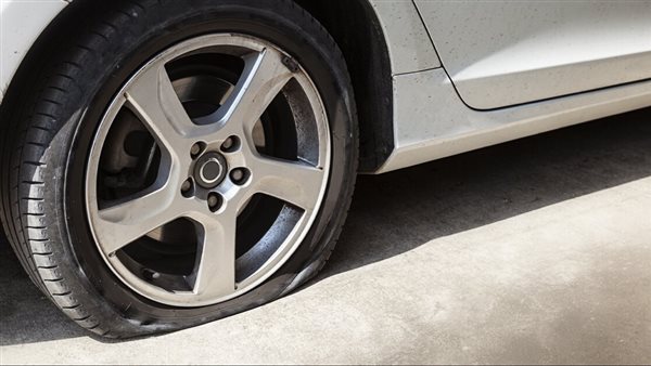 ثقب اطار سيارة