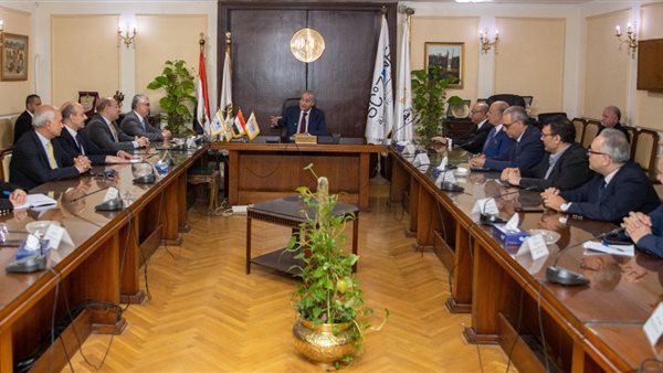 جانب من التوقيع