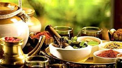 7 أطعمة وأعشاب لإزالة السموم من بشرتك في الصيف