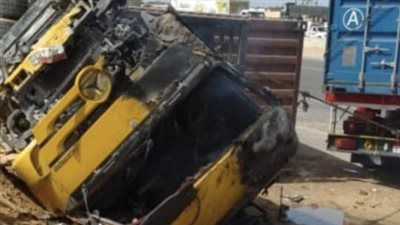 استخراج جثة سائق من داخل سيارة نقل مشتعلة بعد انقلابها بطريق القاهرة - الإسكندرية