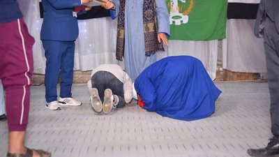 رد الجميل.. شيخ وابنه يقبلان قدم الجد في حفل لتكريم حفظة القرآن الكريم بالمنوفية