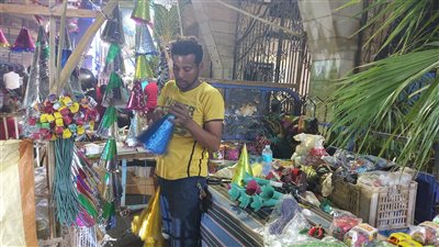 بيشتغل 16 ساعة.. قصة كفاح أدهم: ببيع طرابيش وبشيل طوب وأسمنت عشان أصرف على أسرتي | فيديو