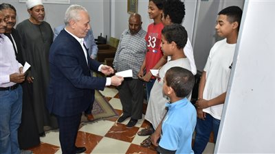 محافظ الأقصر يزور عددا من دور الأيتام ويوزع العيدية على الأطفال