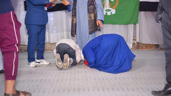 شيخ وإبنه يقبلان