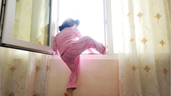 سقوط طفلة من علو