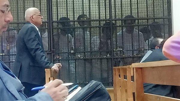 المتهمين داخل قفص