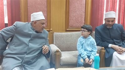  بدأ الحفظ وهو ابن سنتين وكأنه فطم على القرآن.. طفل يختم القرآن وعمره خمس سنوات فقط 