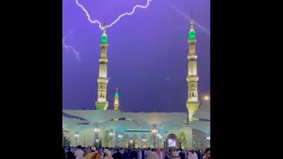 في ليلة ختم القرآن.. الأمطار تنهمر على المصلين بالمسجد النبوي │فيديو