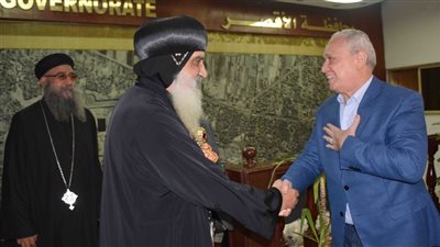 المحافظ يستقبل وفود كنائس الأقصر للتهنئة بالعيد | صور 