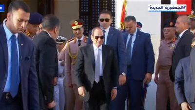 الرئيس السيسي يغادر مسجد المشير طنطاوي بعد تأدية صلاة العيد