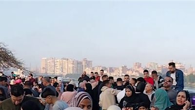 كورنيش بنها كامل العدد.. المئات يحتفلون بعيد الفطر بالقليوبية بالتقاط الصور التذكارية 