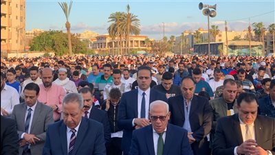 محافظ بورسعيد يشارك الأهالي صلاة العيد في ساحة المعمورة