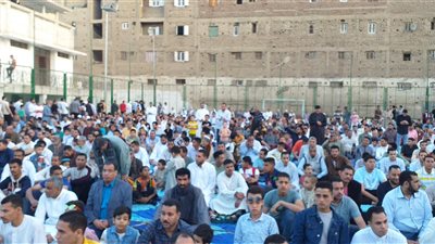 الآلاف يؤدون صلاة عيد الفطر في الساحات والمساجد بسوهاج| صور
