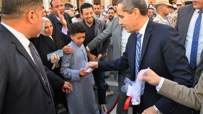 محافظ الغربية يؤدي صلاة العيد بالسيد البدوي ويوزع الهدايا على الأطفال 
