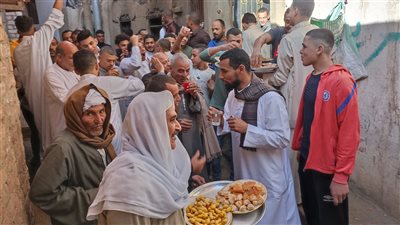 قطار بشري وحلويات وفاكهة.. أهالي عزبة نجيب ببني سويف يحتفلون بالعيد على طريقتهم الخاصة | صور