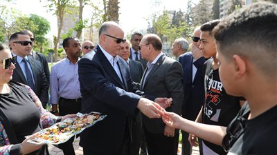 محافظ القاهرة يوزع الورود والحلوى على الأطفال بحديقة الطفل