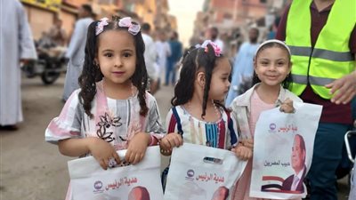 توزيع هدية الرئيس على المواطنين في أول أيام عيد الفطر