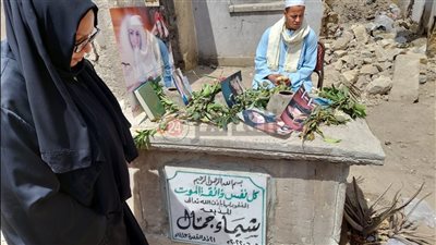 والدة المذيعة شيماء جمال من أمام قبرها: وحشتيني يا قلب أمك.. الحياة سودة من بعدك