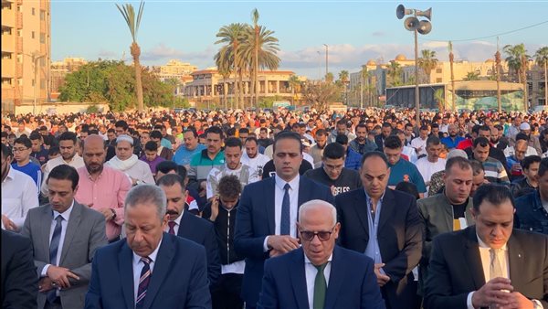 الآلاف يؤدون صلاة