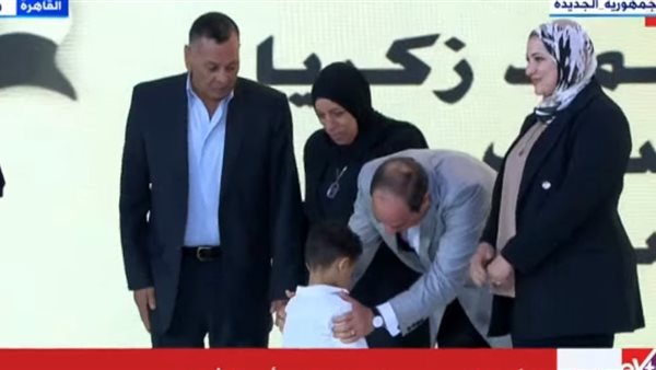 السيسي يكرم عددًا