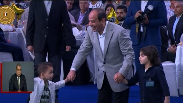  السيسي يتجول بطفلين