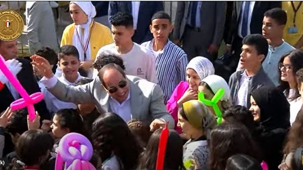  السيسي يوزع هدايا