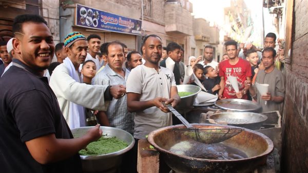 مواطن في الأقصر يوزع