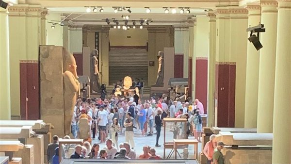  توافد الزائرين على