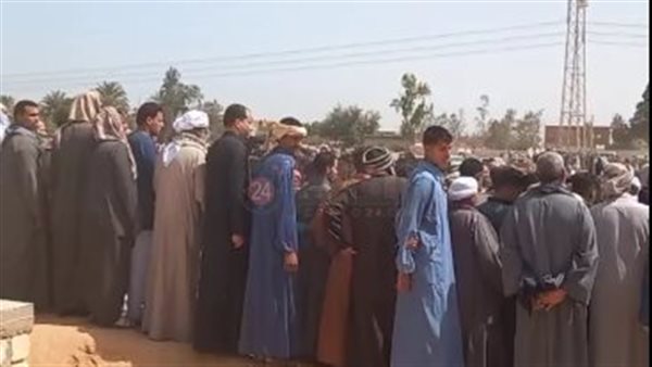 لحظة دفن الضحايا