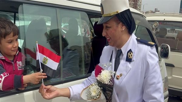 الشرطة توزع هدايا