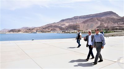 الرئيس السيسي يتفقد مدينة الجلالة ويطمئن على سير العمل بالمشروع | فيديو