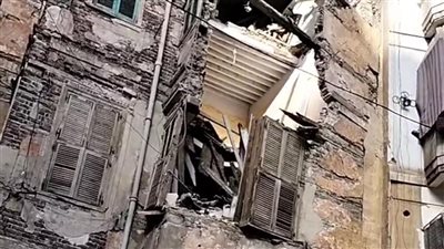 سقوط أجزاء من عقار خالي من السكان بالجمرك في الإسكندرية