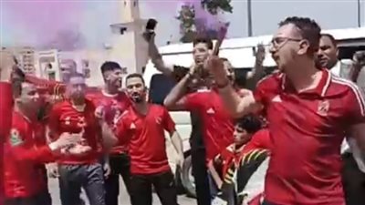 هتافات حماسية وتوافد الآلاف على استاد القاهرة لحضور مباراة الأهلي والرجاء | بث مباشر