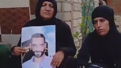 انهيار أسرة شاب قتل على يد أبناء عمومته بسبب لعب العيال بعين شمس.. وأسرته: فرحتنا بالعيد راحت من غيره | بث مباشر