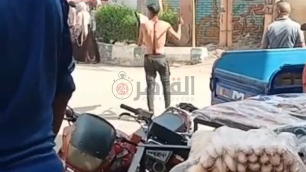 شاب يتجرد من ملابسه