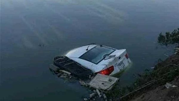 انقلاب سيارة في ترعة