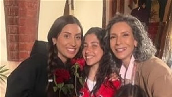 دينا الشربيني والطفلة