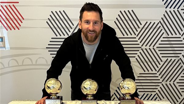 ميسي رفقة 3 جوائز