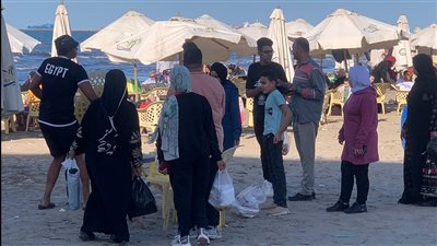الكرسي بـ 5 جنيهات.. شاطئ بورسعيد كامل العدد في رابع أيام عيد الفطر | صور