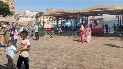 بسبب حرارة الجو.. إقبال متزايد على المراسي النيلية في رابع أيام العيد بسوهاج | صور