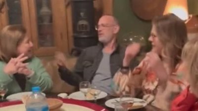 يأكلان ملوخية بالأرانب.. العالمي توم هانكس وزوجته في أحد مطاعم الزمالك