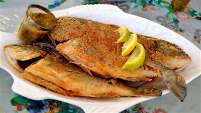 طريقة قلي السمك الصحية.. 3 وصفات للقلي بزيت الزيتون والماء 